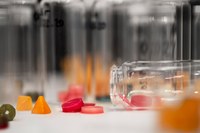 3D-gedruckte Medikamente in Kleinstchargen:  Forschungsprojekt entwickelt neuen Drucker und neue Polymere