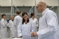 Amgen Foundation und TU München bringen Biotechnologie-Unterricht an die Schulen