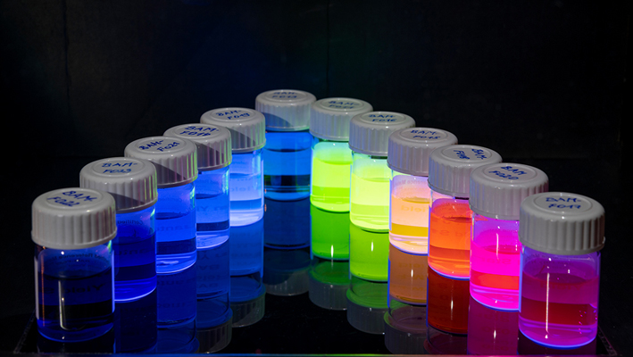 BAM entwickelt die weltweit ersten Standards für fluoreszierende Farbstoffe/Substanzen  