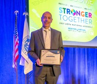 Leiter der Klinischen Forschung erhält Preis der American Orthotic & Prosthetic Association 
